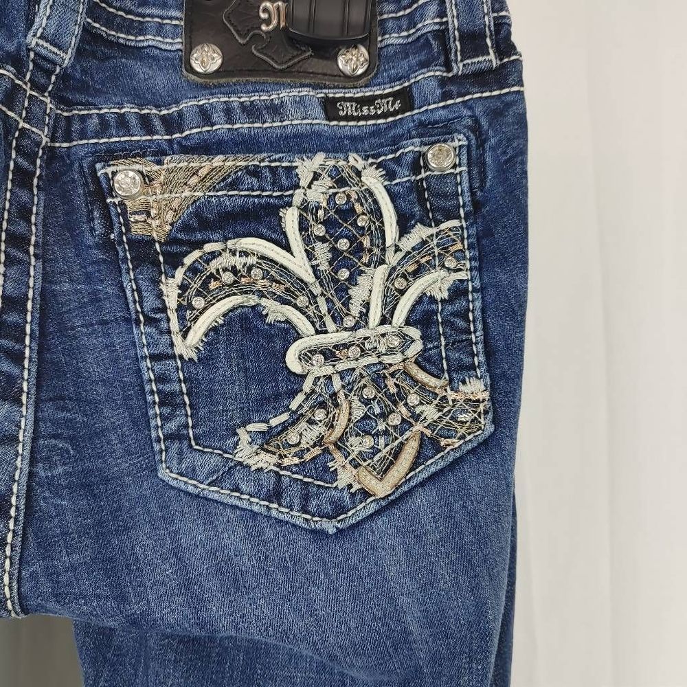 Miss Me Signature Skinny Jeans Womens 29 Medium Wash Studded.
Waist 16"
Rise 8.5 - Picture 5 of 8